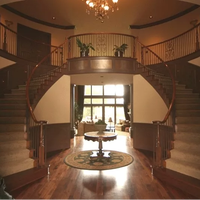 Escalier double courbé sur mesure pour villa moderne avec marches en bois massif et structure en acier