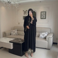 Robe élégante en laine et mousseline brodée de perles à manches longues avec hijab assorti et travail de strass floraux – Ensemble musulman