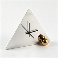 Horloge de bureau triangulaire moderne en acier inoxydable de style Art Déco avec aiguilles noires pour la décoration de la maison et du bureau