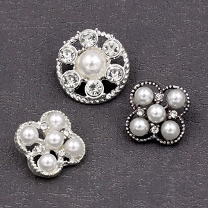 Bán Buôn <span class=keywords><strong>2025</strong></span> Thời Trang Thiết Kế Mới Kim Loại Chân Nút Cho Quần Áo Nickel-Miễn Phí Trang Trí Đồ Trang Sức <span class=keywords><strong>Rhinestone</strong></span> Nút Wth Ngọc Trai - Product Image 3