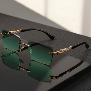 <span class=keywords><strong>Occhiali</strong></span> <span class=keywords><strong>da</strong></span> <span class=keywords><strong>Sole</strong></span> Unisex di Lusso Senza Montatura Neri e Dorati con Stampa Leopardata - Protezione UV400, Lenti Rettangolari <span class=keywords><strong>Sottili</strong></span>, Design Elegante - Product Image 3