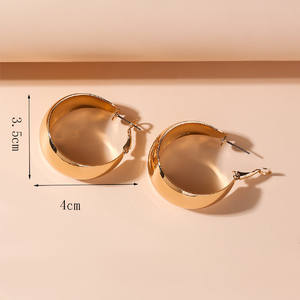 Vente en gros de bijoux tendance Kaimei en ligne Boucles d'oreilles à clip en or <span class=keywords><strong>large</strong></span> avec <span class=keywords><strong>anneau</strong></span> lisse incurvé et uni - Product Image 3