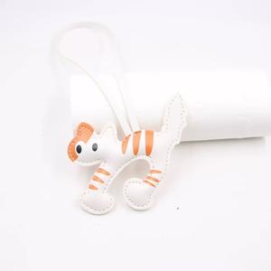 Porte-clés en cuir PU chaton de dessin animé amusant et mignon, personnalisé avec l'image de votre animal de compagnie. - Product Image 1