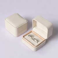 Boîte à bijoux rectangulaire en cuir blanc beige avec doublure en velours, ensemble d'emballage personnalisé avec logo QC Cartiers pour l'affichage des bagues, des bracelets et des colliers