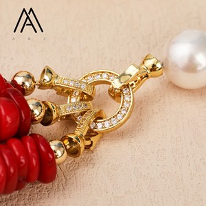 Venta caliente <span class=keywords><strong>Bohomia</strong></span> Style18K Broche de diamante americano chapado en oro Espaciador de coral rojo con cuentas con collar de perlas de concha blanca - Product Image 5