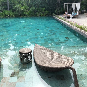 كرسي استلقاء خارجي بتصميم نورديك فريد بإطار من الألومنيوم وألياف الراتان للشاطئ والفنادق وحمامات السباحة - Product Image 2