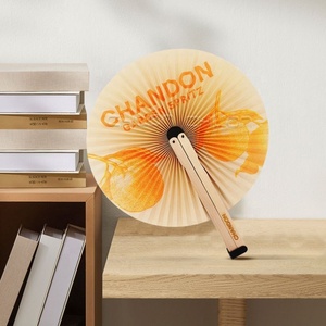 Impression de ventilateur à main rond promotionnel ventilateur à main en bois personnalisé - Product Image 1