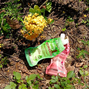 ถุงพลาสติกพีอีพิมพ์สี  แบบมีซิปล็อค  ชนิดตั้งได้  พร้อมจุกสำหรับใส่ปุ๋ย  ยาฆ่าแมลง  และของเหลวอื่นๆ - Product Image 3