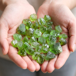 Magnifique pierre précieuse de péridot vert naturel, brute et facettée, de qualité supérieure, pour la création de bijoux - Product Image 3