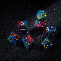 Ensemble de dés de jeu de rôle en résine transparente faits à la main avec des chiffres en cuivre pour les amateurs de DND RPG et de jeux de société