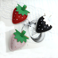 Schattig PU lederen aardbeien sleutelhanger kleurrijke fruit tas charme hanger metalen veer ring kreeft sluiting sleutelring voor cadeau decoratie