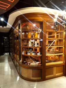 Diseño Interior de Lujo para Salón de Cigarros, Humidor con Sistema de Humidificación Integrado, Vitrina de Exhibición de Cedro Español, Solución Completa para Tiendas - Product Image 2