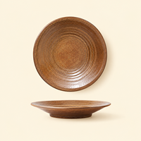 Assiette rustique marron avec texture artisanale, assiette en céramique pour pâtes, sushis, steaks, desserts et présentations de table de restaurant