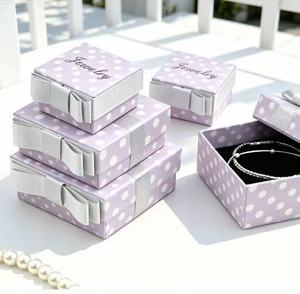 Caja de Regalo para Joyería con Diseño de Puntos Lavanda Claro, Caja de Presentación con Lazo de Cinta Plateada para Pulsera, Anillo, Collar - Product Image 1