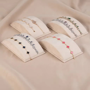 Présentoir à bijoux en velours rose et noir pour bracelets et colliers, idéal pour les magasins de bijoux - Product Image 5