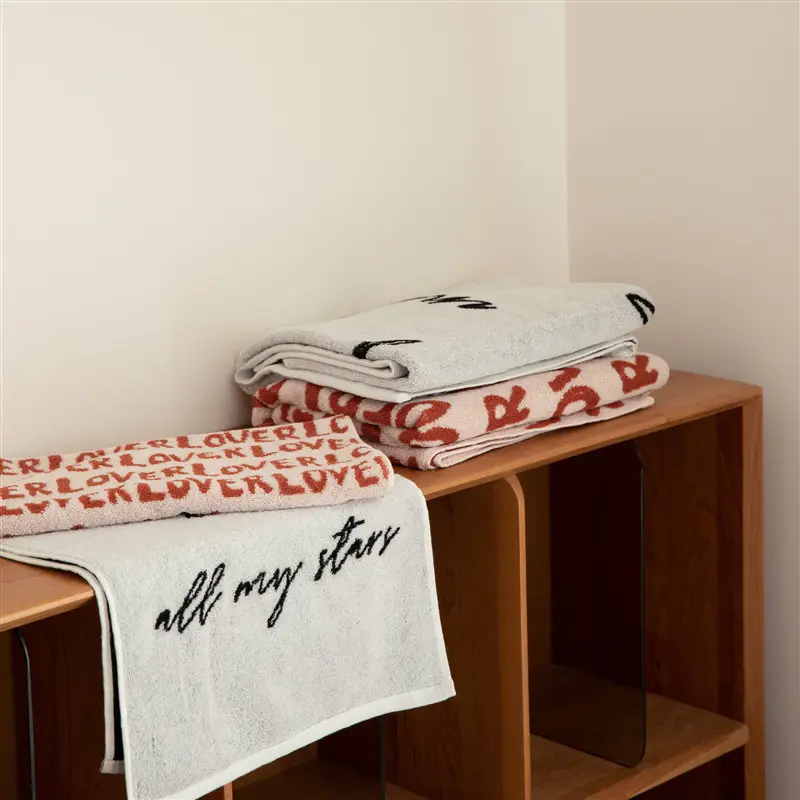 O mais recente algodão Inglês carta padrão preto/vermelho doméstico rosto toalha de banho toalha 34*75cm/70*140cm