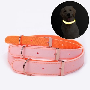 Cachorro mediano que brilla en el <span class=keywords><strong>collar</strong></span> de perro con luz <span class=keywords><strong>LED</strong></span> libre para la oscuridad y el día de doble uso - Product Image 1