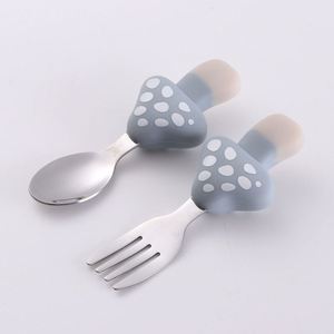 Juego de cucharas curvadas de silicona suave para bebés, vajilla de acero inoxidable para bebés y niños pequeños, juego de cucharas curvadas para comer fácilmente - Product Image 3