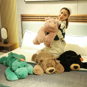 Divers styles de jouets en peluche, y compris de mignons petits ours, des dinosaures et des oreillers en peluche en forme de cochon, sont des décorations pour la maison et des cadeaux de fêtes. - Product Image 4