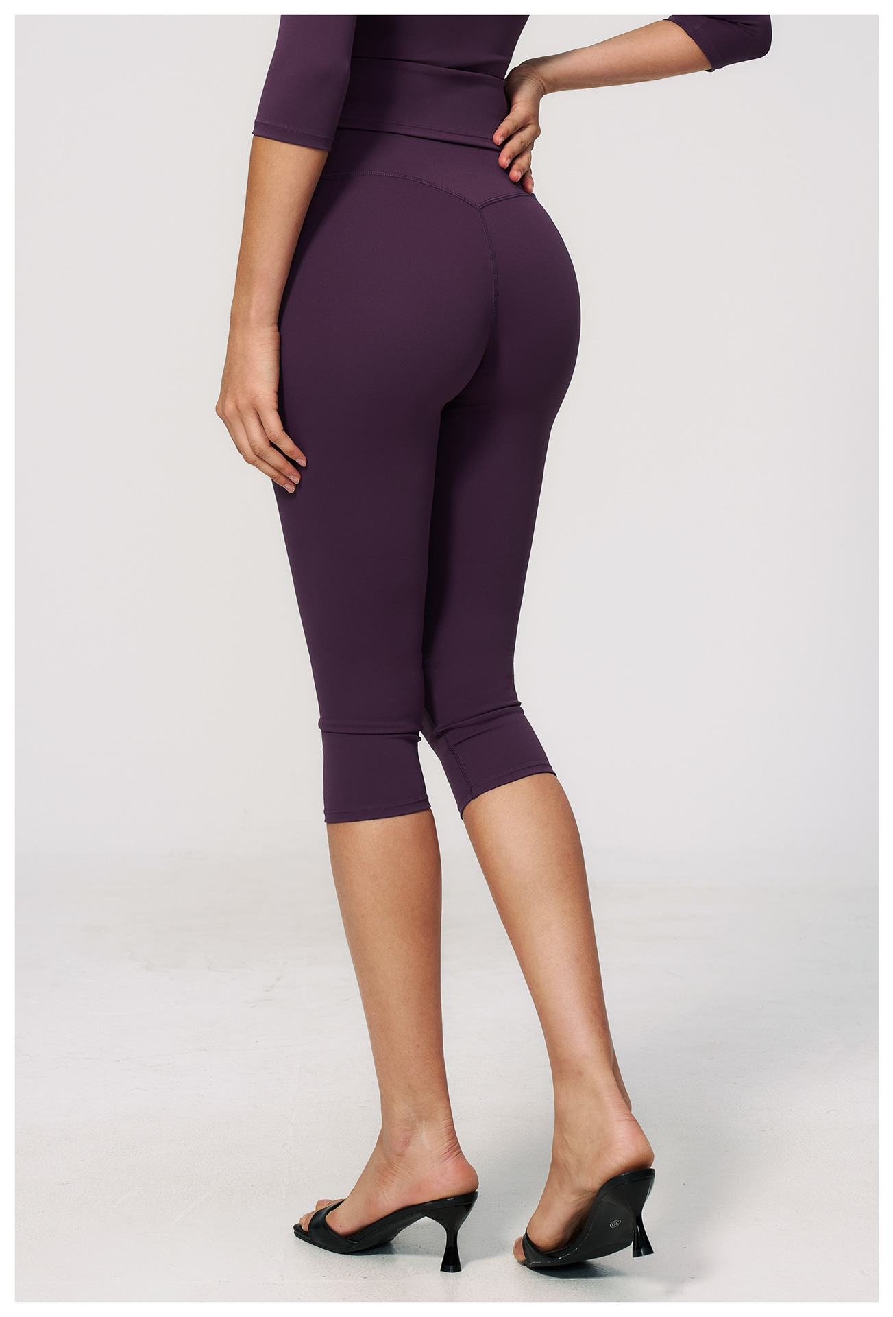 High-Waist Tummy-Control Activewear Leggings: fabric, pocket and construction detail