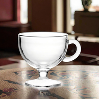 Mug en verre en forme de bol à pied de 250 ml. Design incurvé lisse et poignée élégante. Idéal pour les boissons chaudes.