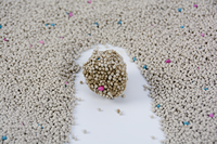 Litière pour chat en sable de bentonite de sodium écologique de qualité supérieure, forme de boule, sans poussière, agglomération rapide, contrôle des odeurs, hautement absorbante, 1 kg, OEM