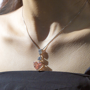 สร้อยคอเพชรรูปหัวใจสีชมพูสดใส รุ่น MSN-1056 ทองคำขาว 18K เพชรเพาะเลี้ยงในห้องปฏิบัติการ ของขวัญวันครบรอบสุดโรแมนติก - Product Image 4