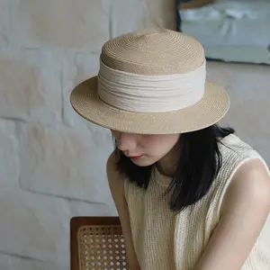 หมวกฟางวรรณกรรมและศิลปะของญี่ปุ่นที่เรียบง่ายและอเนกประสงค์ เฉดสีฤดูร้อนและหมวกส้นแบนฟางระบายอากาศที่ทันสมัย