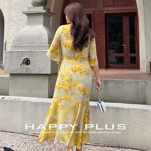 เดรสยาวทรงปลายหางปลาพิมพ์ลายดอกไม้สีทอง คอวี แบบพันรอบตัว ไซส์พลัสสำหรับผู้หญิง ชุดเดรสสำหรับพักผ่อน ผลิตจากซูโจว - Product Image 4