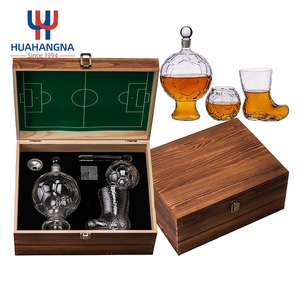 Juego de Decantador de <span class=keywords><strong>Whisky</strong></span> con Diseño de Balón de Fútbol, con 2 Vasos de 26 oz, Decantador de Licor Único con Diseño de Fútbol, Juego de Regalo para Hombres, Aficionados al Deporte y Entrenadores - Product Image 1