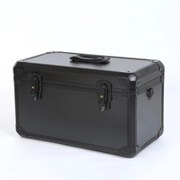 Étuis en aluminium dans un petit étui à outils noir pour ranger la pêche, la couture, l'appareil photo, les appareils. Boîte de transport en aluminium robuste