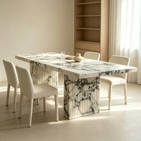Table à manger rectangulaire moderne en marbre Calacatta à base cannelée, idéale pour un espace à manger contemporain