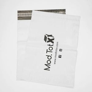 Sacs d'expédition compostables personnalisés en polyéthylène à soufflets latéraux avec fonctions de sécurité pour l'emballage de vêtements et logos personnalisés - Product Image 4