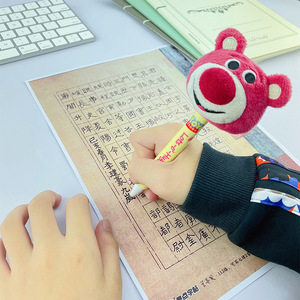 Penna a pressione Toy Story per studenti, orsetto fragola Zai Konglong a tre occhi, super morbido, in peluche corto, altezza regolabile 11-30 cm, unisex - Product Image 3