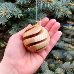 Ornement de Noël en bois artisanal, design minimaliste rond, décoration de fête, thème forêt, décoration intérieure, affichage festif d'hiver - Product Image 1