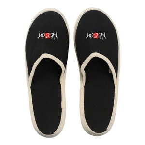 รองเท้าแตะโรงแรมหรูหรา ระบายอากาศได้ดี ผลิตจากผ้าฝ้าย พร้อมคุณสมบัติต้านเชื้อแบคทีเรีย  รับทำโลโก้  แบบพื้นหนา  รองเท้าแตะหรูหราสั่งทำพิเศษ - Product Image 1