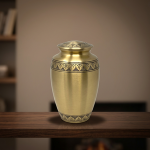 Urna Funeraria de Metal Dorado con Patrón Decorativo Clásico de Hojas, Duradera, Capacidad de 220 Pulgadas Cúbicas para Adultos - Artesanía India - Product Image 4