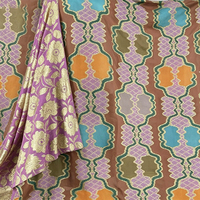 Ensemble Dirac Somalien Farasawi à Motif Géométrique Rose Élégant en Tissu Gabasar Premium pour Mariages Traditionnels et Tenues de Fête