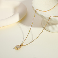 Collier élégant pour femme avec pendentif cœur irrégulier en pierre œil de chat, en acier inoxydable plaqué or, avec chaîne à perles