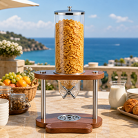 Distributeur commercial de granola et de noix FLEY avec trémie transparente, support en bois, poignée rotative manuelle et plateau de réception pour restaurant