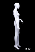 Mannequin féminin réaliste aux courbes généreuses