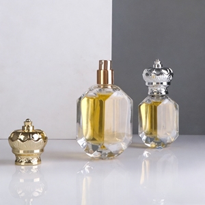 Flacon pulvérisateur carré en verre avec bouchon en forme de couronne plaqué or et argent irrégulièrement décoré, flacon vintage pour parfum bois de santal - Product Image 3