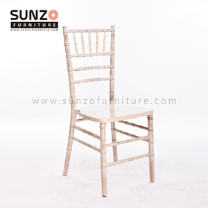 Chaise Chiavari blanche rustique avec finition vintage <span class=keywords><strong>pour</strong></span> mariage champêtre et événements de banquet shabby chic – Mobilier de réception - Product Image 1