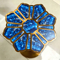 Table d'appoint de luxe en résine époxy bleue en forme de flocon de neige, avec cadre en acier inoxydable brossé doré, pour la décoration de hôtels, villas et salons.