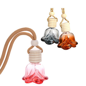 Flacon de parfum en verre coloré en forme de rose de 8 ml, diffuseur d'huiles essentielles parfumées avec couvercle en bois pour désodorisant de voiture - Product Image 1