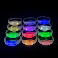 Bracelets LED Lumineux Activés par le Son – Idéaux pour Fêtes, Mariages, Raves, Concerts, Camping, Événements Sportifs – Alimentation par Piles