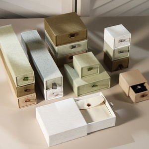 Boîte à bijoux de luxe personnalisée en carton imprimé avec tiroir et pochette pour emballage de bijoux tendance - Product Image 1