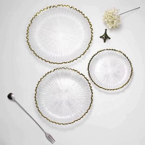 Ensemble d'assiettes en verre côtelé avec bordure dorée, design élégant, pour la décoration des événements - Product Image 5