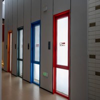 Fenêtre moderne à ouverture oscillo-battante avec cadre en aluminium, offrant une ventilation par ouverture intérieure et une ouverture complète pour un nettoyage facile