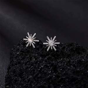 ต่างหูเงินแท้ S925 รูปดาวแปดเหลี่ยมประดับโมอิสซาไนต์ - Product Image 3